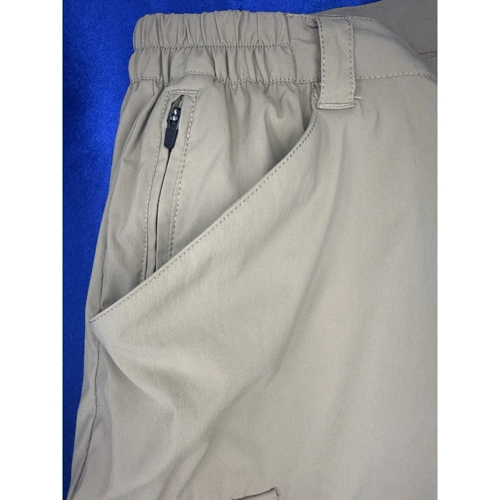 L.L. Bean Men's Large Hiking Outdoor Lightweight Zip Shorts - Beige - 7